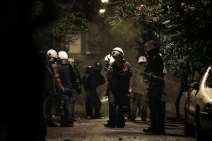 Πολυτεχνείο 2021: Ένταση και πετροπόλεμος στα Εξάρχεια - Επέμβαση των ΜΑΤ και προσαγωγές (βίντεο)