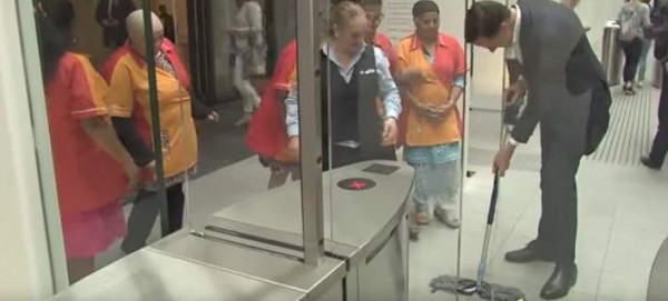 Ο πρωθυπουργός της Ολλανδίας καθάρισε με σφουγγαρίστρα τον καφέ που έριξε στο πάτωμα!(video)