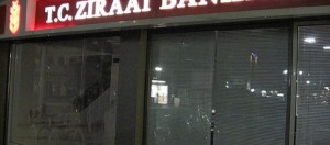 Anadolou: Επίθεση με πέτρες σε τουρκική τράπεζα στην Κομοτηνή