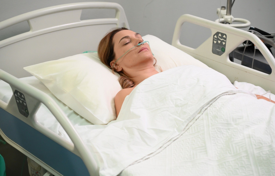 «Να μ’ αγαπάς»: Η Ζωή μεταφέρεται στο νοσοκομείο με εγκεφαλική αιμορραγία