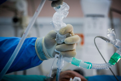 Υπουργείο Υγείας: Δεν υπάρχει διασωληνωμένος σε απλή κλίνη στον Ερυθρό Σταυρό
