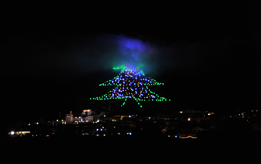 Στην Ιταλία το μεγαλύτερο χριστουγεννιάτικο δέντρο - Έχει 750 μέτρα ύψος και είναι στο βιβλίο Γκίνες (Βίντεο)