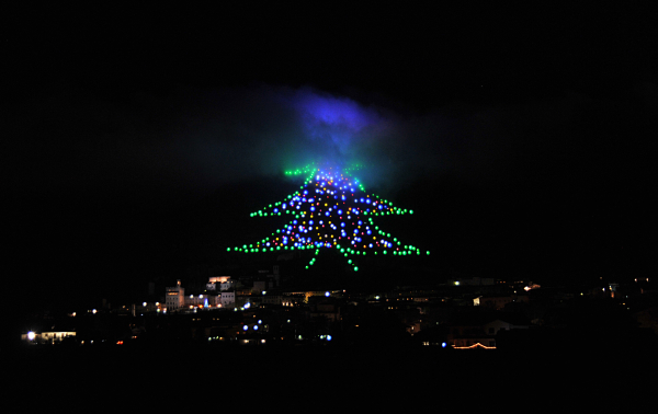 Στην Ιταλία το μεγαλύτερο χριστουγεννιάτικο δέντρο - Έχει 750 μέτρα ύψος και είναι στο βιβλίο Γκίνες (Βίντεο)