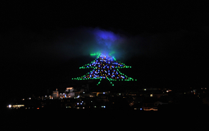 Στην Ιταλία το μεγαλύτερο χριστουγεννιάτικο δέντρο - Έχει 750 μέτρα ύψος και είναι στο βιβλίο Γκίνες (Βίντεο)