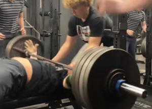 14χρονος επιχείρησε να σηκώσει 190 κιλά - Η μπάρα κατέληξε στο στήθος του (βίντεο)