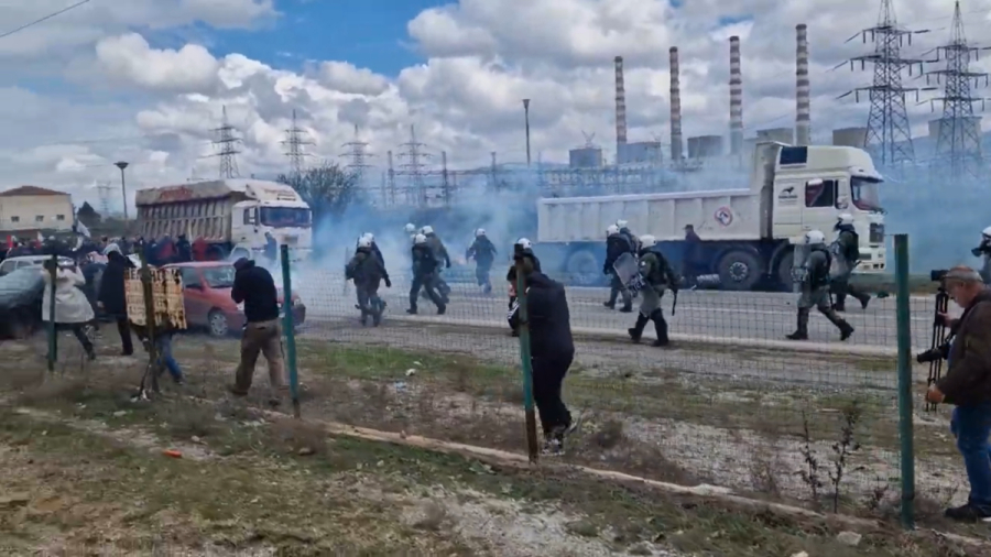 Κοζάνη: Επεισόδια μεταξύ διαδηλωτών και ΜΑΤ κατά την επίσκεψη Μητσοτάκη (βίντεο)