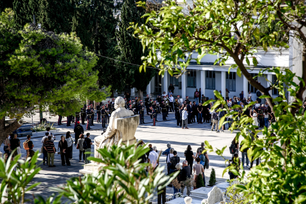 Αδιανόητη η απουσία των αρχηγών της κεντροαριστεράς από την κηδεία Σαββόπουλου