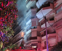 Φωτιά τώρα σε πολυκατοικία στον Βύρωνα