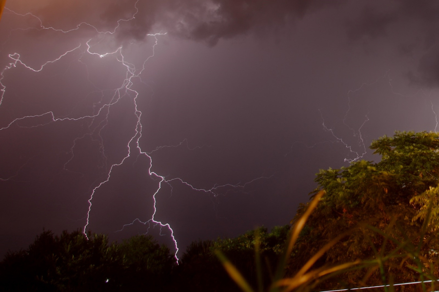 Καταιγίδες και κεραυνοί στην Αθήνα - Live πού βρέχει τώρα