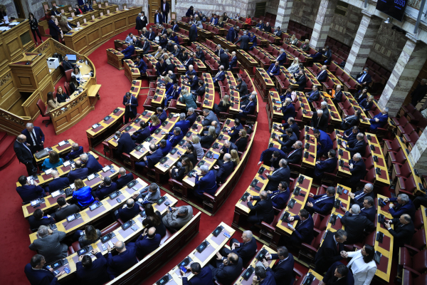 Αγριεύει η αντιπαράθεση ΝΔ - ΠΑΣΟΚ για τα Τέμπη