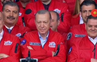 Εκλογές Τουρκία: Με στολή... πιλότου επανεμφανίστηκε δημοσίως ο Ερντογάν -Δείτε βίντεο