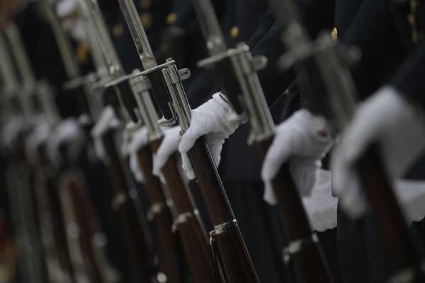 Γεγονός η 9μηνη άδεια ανατροφής σε στρατιωτικούς με άνεργες συζύγους