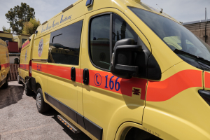 Στο νοσοκομείο 8χρονος μετά από βουτιά σε παραλία της Χαλκιδικής - Χτύπησε σε πέτρα