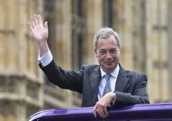 Brexit: Παραιτήθηκε ο Φάρατζ από την ηγεσία του UKIP
