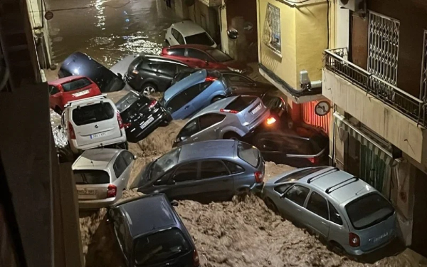 Ισπανία: Τουλάχιστον 4 αγνοούμενοι από τις καταρρακτώδεις βροχές και τις πλημμύρες (Βίντεο)