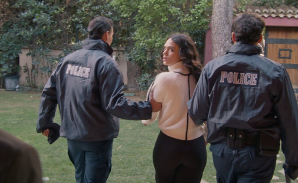 «Να μ’ αγαπάς»: Η Φωτεινή οδηγείται στο τμήμα για τον πυροβολισμό του Ορφέα