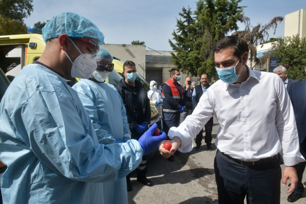 Επίσκεψη Τσίπρα στο ΕΚΑΒ: «Σας είμαστε ευγνώμωνες»