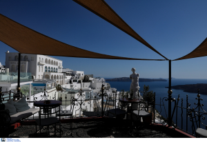 Μπαρ στη Σαντορίνη με κάθε σφηνάκι κερνά και «σφυριά» στο κεφάλι (βίντεο)