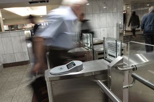 «Τσουχτερά» πρόστιμα στα ΜΜΜ από 30 Μαΐου για όσους δεν «χτυπάνε» εισιτήριο