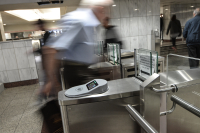 «Τσουχτερά» πρόστιμα στα ΜΜΜ από 30 Μαΐου για όσους δεν «χτυπάνε» εισιτήριο