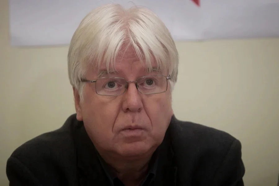 «Ένα σκουλήκι ψόφιο»