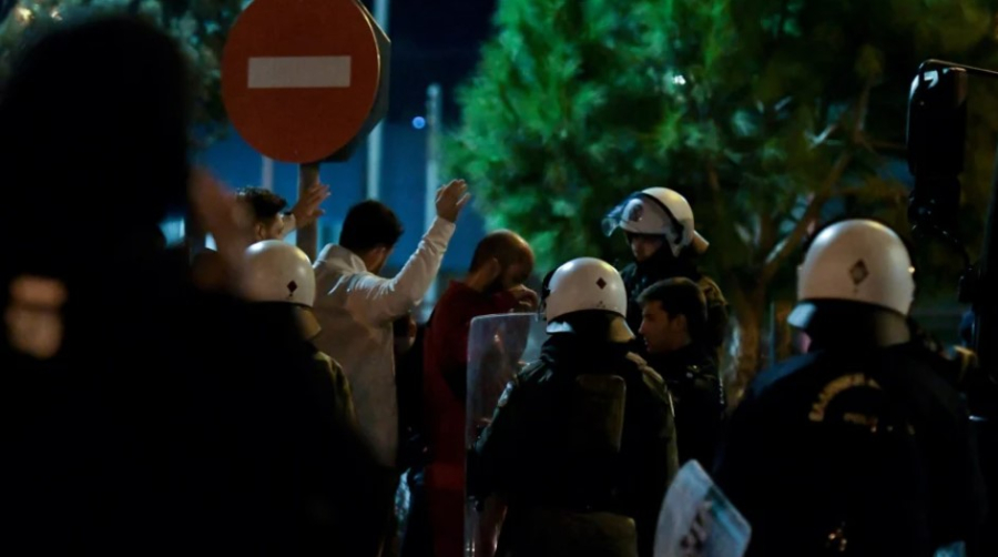 Επεισόδια στου Ρέντη: Δίνουν μάχη για να κρατήσουν στη ζωή τον αστυνομικό - «Μακάρι να ήταν μόνο ο ακρωτηριασμός…»