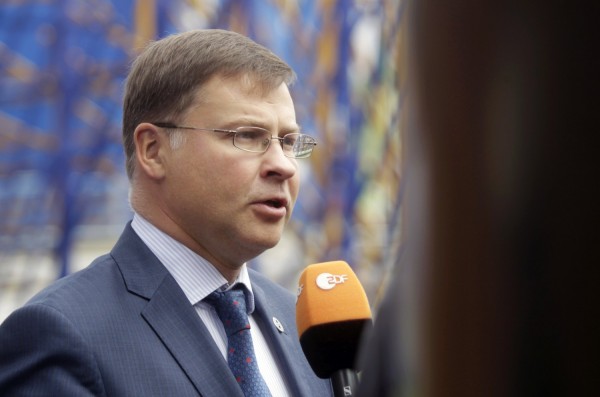 Μήνυμα Ντομπρόβσκις: Συνεχίστε τις μεταρρυθμίσεις