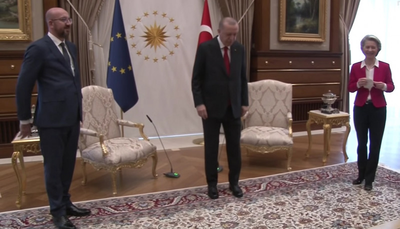 Οργή στις Βρυξέλλες για το... καψόνι Ερντογάν στην Ούρσουλα Φον ντερ Λάιεν και την αντίδραση του Μισέλ