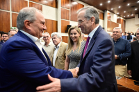 Προσπαθεί να... «εκθέσει» Καραμανλή και Σαμαρά