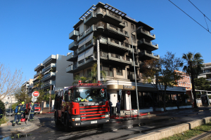 Νέα Σμύρνη: Η στιγμή που απεγκλωβίζεται βρέφος με τη μητέρα του από φλεγόμενο κτίριο -Συγκλονιστικό βίντεο