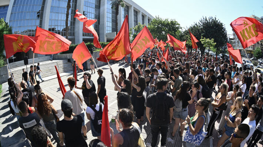 Διαμαρτυρία ΚΝΕ στον Άρειο Πάγο: «Όχι στην αποφυλάκιση των εγκληματιών ναζιστών της ΧΑ» - Παρούσα και η Μάγδα Φύσσα