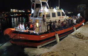 Στο λιμάνι της Λαμπεντούζα το Open Arms - Αποβιβάζονται μετανάστες