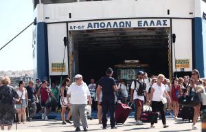 Φεύγουν για το τριήμερο του Αγίου Πνεύματος: Ουρές στις εθνικές οδούς, μεγάλη η πληρότητα στα πλοία - Δείτε βίντεο