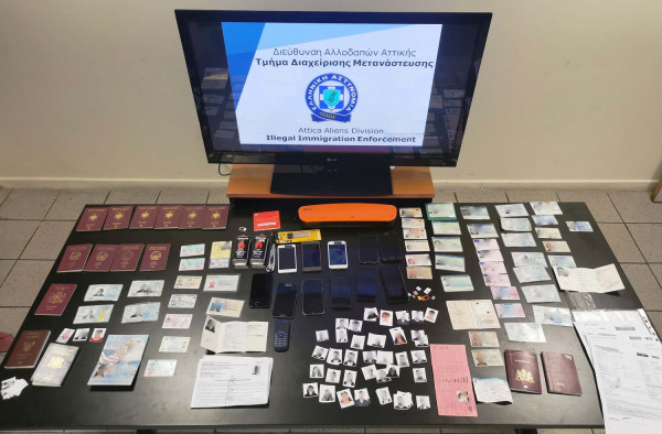 Εξαρθρώθηκε εγκληματική ομάδα που προωθούσε παράνομα μετανάστες με τη χρήση πλαστών εγγράφων
