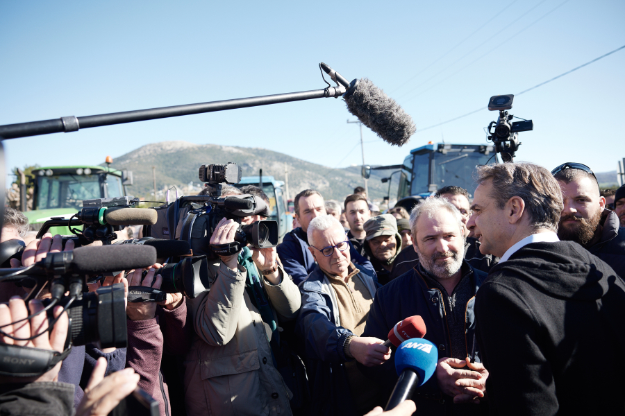 Παράθυρο Μητσοτάκη για αγροτικό πετρέλαιο: Δεν θα γίνετε γκαρσόνια - Άρχισαν αποκλεισμοί στην εθνική