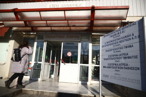 Θεσσαλονίκη: Σωτήρια επέμβαση της αστυνομίας για μεταφορά βρέφους στο Ιπποκράτειο