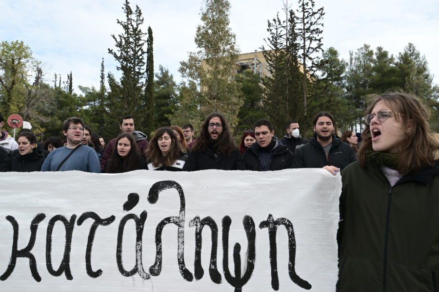 Μαζικό «όχι» στις ψηφιακές εξεταστικές από 200 καθηγητές: Γιατί αρνούνται να συναινέσουν