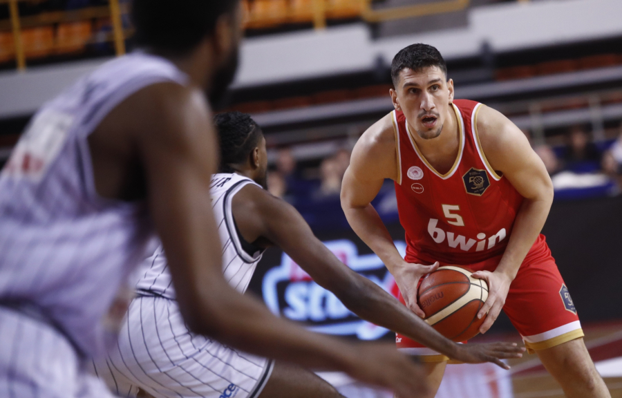 ΠΑΟΚ - Ολυμπιακός: Η στιγμή που ο Λαρεντζάκης «τρέλανε» Παπανικολάου, Φουρνιέ και «κλείδωσε» το ματς