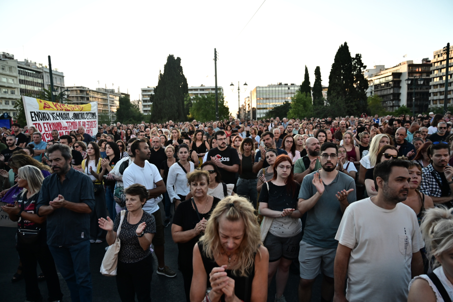 Πλήθος κόσμου στη συγκέντρωση αλληλεγγύης στον απεργό πείνας Πάνο Ρούτσι που ζητά την εκταφή του παιδιού του