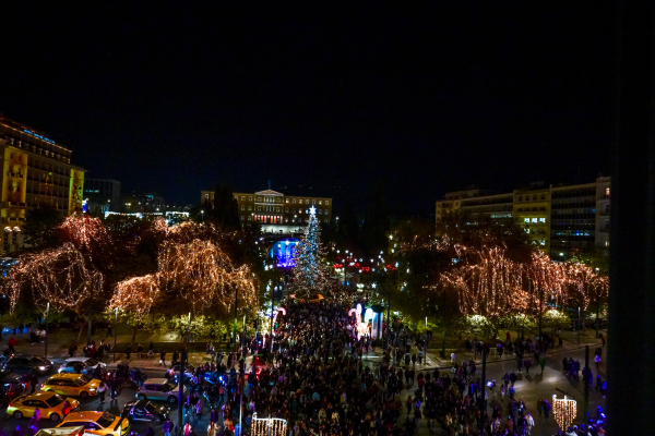Εορταστικό ωράριο από σήμερα: Τι ώρα θα ανοίγουν και τι ώρα θα κλείνουν τα καταστήματα και τις Κυριακές