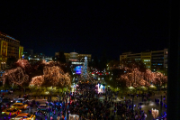 Εορταστικό ωράριο από σήμερα: Τι ώρα θα ανοίγουν και τι ώρα θα κλείνουν τα καταστήματα και τις Κυριακές