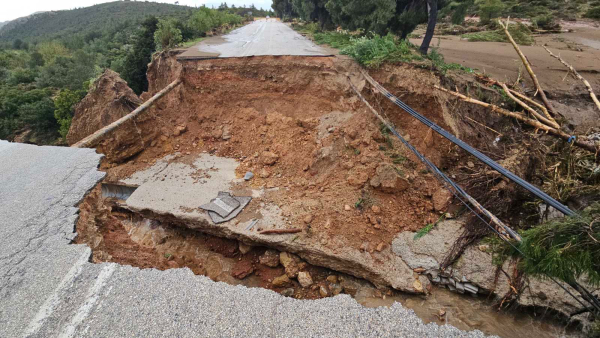 Καλλιτεχνούπολη: Οργή των κατοίκων για τον κομμένο δρόμο- «Παγίδα θανάτου αν πιάσει φωτιά» (εικόνες - βίντεο)