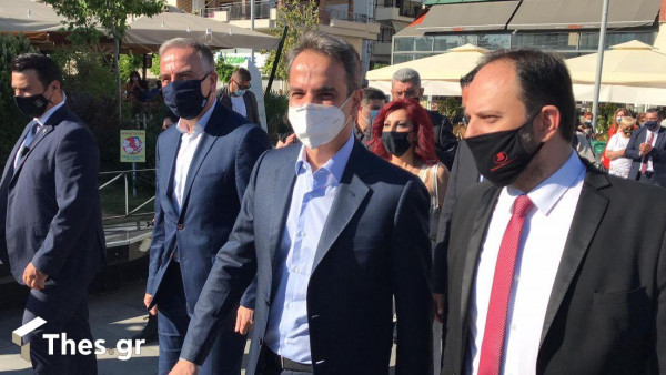 Στην Καλαμαριά ο Μητσοτάκης: Πώς αντέδρασε όταν συνάντησε ηλικιωμένη που δεν έκανε το εμβόλιο (βίντεο)