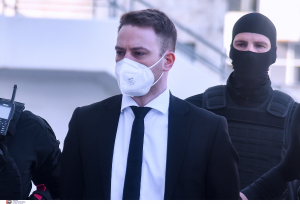 Γλυκά Νερά: Καθαρίζει σκάλες στη φυλακή ο Μπάμπης Αναγνωστόπουλος