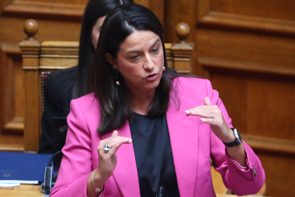 Βουλή: Κόντρα για το 13ωρο στην Ολομέλεια - Απόσυρση του εργασιακού νομοσχεδίου ζητά η Αριστερά