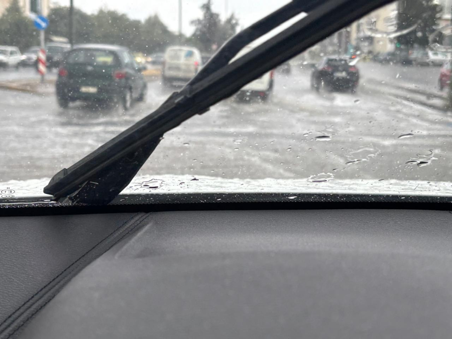 Ισχυρή καταιγίδα τώρα στην Αττική - «Καμπανάκι» για έντονα φαινόμενα και πλημμυρικό κίνδυνο στις Κυκλάδες