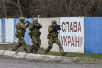 Λεπτές ισορροπίες: Η Ουκρανία επιμένει για ένταξη στο ΝΑΤΟ, περικυκλωμένη από ρωσικές δυνάμεις (βίντεο)