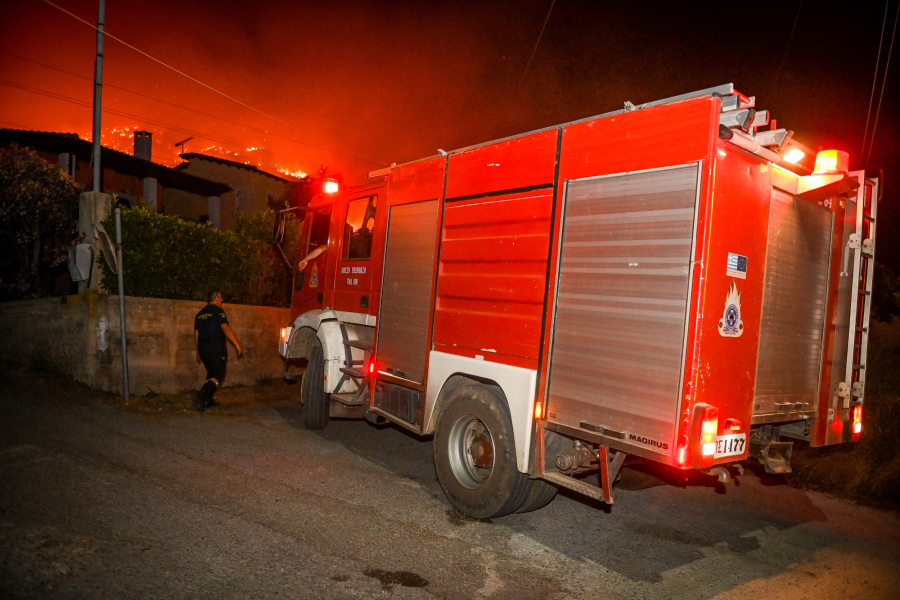 Υπό μερικό έλεγχο η φωτιά σε αποθήκη στη Μάνδρα