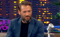 Αντίνοος Αλμπάνης: Διαψεύδει φωτογραφίες που κυκλοφορούν και τον απεικονίζουν χωρίς μαλλιά και δακρυσμένο