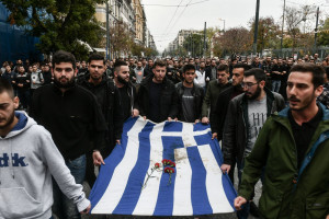 Πολυτεχνείο: Σε εξέλιξη η πορεία προς την αμερικανική πρεσβεία (pics &amp; vid)